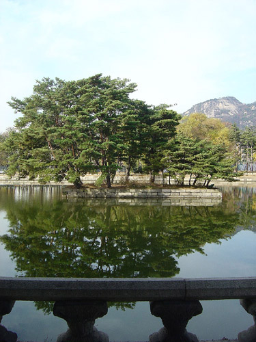 선착장 옆 돌난간에서 바라본 만세산 